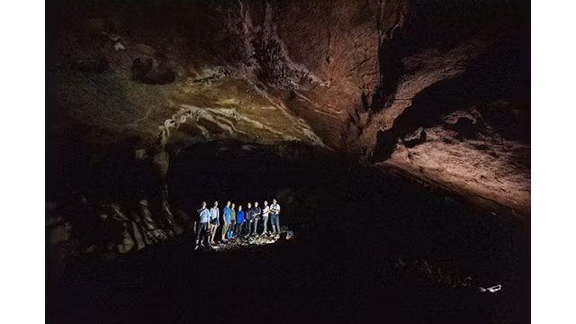 Admirez les splendides stalactites dans la grotte Nà La à Lang Son ảnh 11