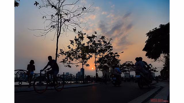 Hanoi fait face à une chaleur féroce en juin ảnh 12