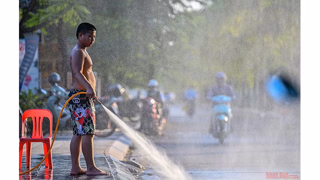 Hanoi fait face à une chaleur féroce en juin ảnh 6