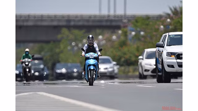 Hanoi fait face à une chaleur féroce en juin ảnh 3 Hanoi fait face à une chaleur féroce en juin ảnh 3