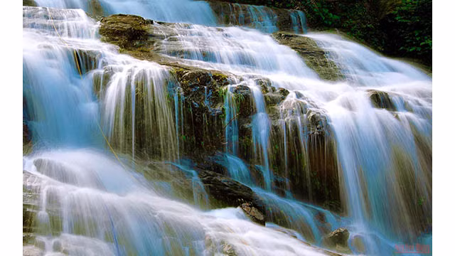 La belle cascade Toc Tiên, dans la forêt de Dông Châu à Quang Binh ảnh 1