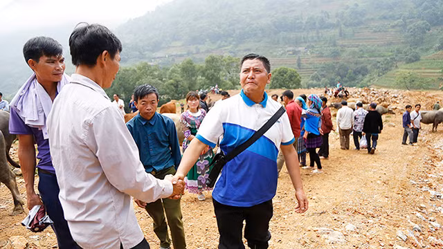  Le marché aux buffles de Can Câu ảnh 3