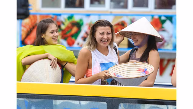 Des touristes étrangers à Halong sont enthousiastes avec des bus à deux étages ảnh 2 Des touristes étrangers à Halong sont enthousiastes avec des bus à deux étages ảnh 2