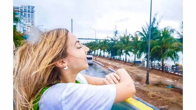 Des touristes étrangers à Halong sont enthousiastes avec des bus à deux étages ảnh 8 Des touristes étrangers à Halong sont enthousiastes avec des bus à deux étages ảnh 8