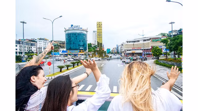 Des touristes étrangers à Halong sont enthousiastes avec des bus à deux étages ảnh 6 Des touristes étrangers à Halong sont enthousiastes avec des bus à deux étages ảnh 6