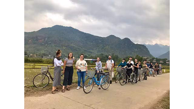 Des visiteurs étrangers trouvent du plaisir à contempler la beauté paisible de Mai Châu ảnh 5