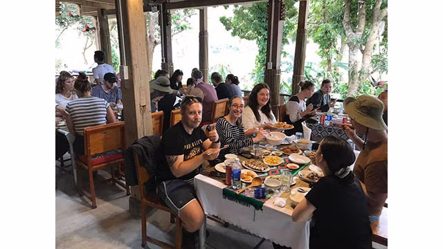 Des visiteurs étrangers trouvent du plaisir à contempler la beauté paisible de Mai Châu ảnh 8