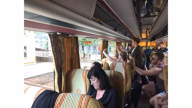 Des visiteurs étrangers trouvent du plaisir à contempler la beauté paisible de Mai Châu ảnh 12