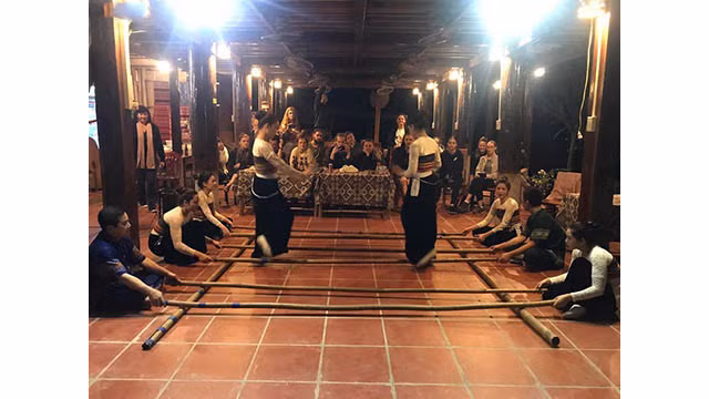 Des visiteurs étrangers trouvent du plaisir à contempler la beauté paisible de Mai Châu ảnh 9