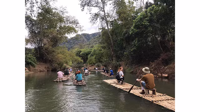 Des visiteurs étrangers trouvent du plaisir à contempler la beauté paisible de Mai Châu ảnh 6