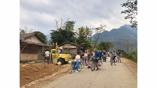 Des visiteurs étrangers trouvent du plaisir à contempler la beauté paisible de Mai Châu ảnh 4