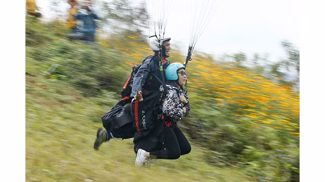 Expérience de parapente au-dessus des rizières dorées à Mù Cang Chai ảnh 5