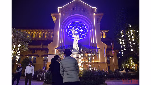  Hanoï et Hô Chi Minh-Ville célèbrent une saison de Noël spéciale ảnh 1