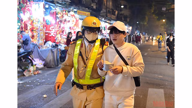  Hanoï et Hô Chi Minh-Ville célèbrent une saison de Noël spéciale ảnh 24