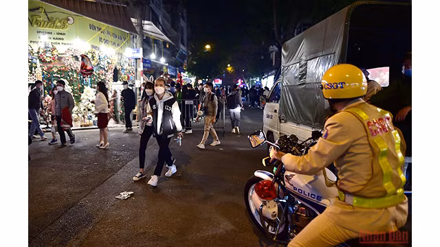  Hanoï et Hô Chi Minh-Ville célèbrent une saison de Noël spéciale ảnh 21