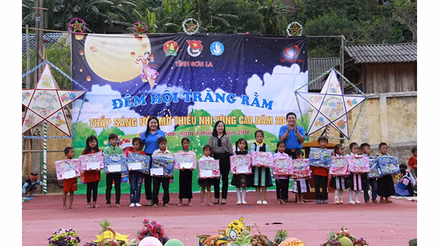 La Fête de la mi-automne précoce dans la zone frontalière Lao Khô ảnh 9
