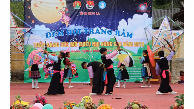 La Fête de la mi-automne précoce dans la zone frontalière Lao Khô ảnh 14