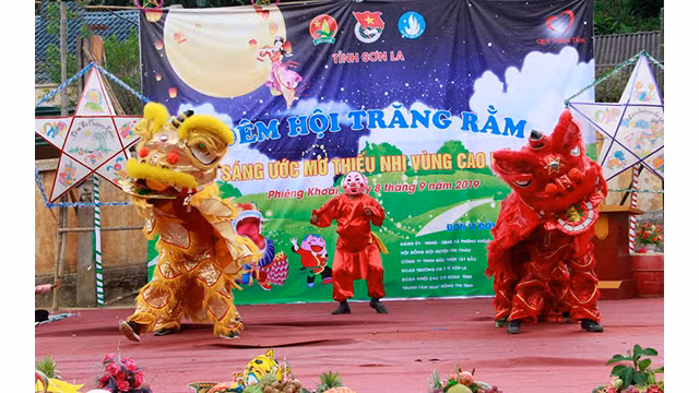 La Fête de la mi-automne précoce dans la zone frontalière Lao Khô ảnh 15