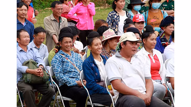 La Fête de la mi-automne précoce dans la zone frontalière Lao Khô ảnh 17