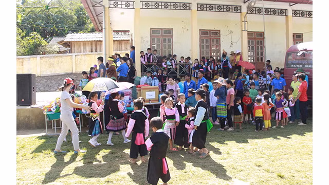 La Fête de la mi-automne précoce dans la zone frontalière Lao Khô ảnh 2