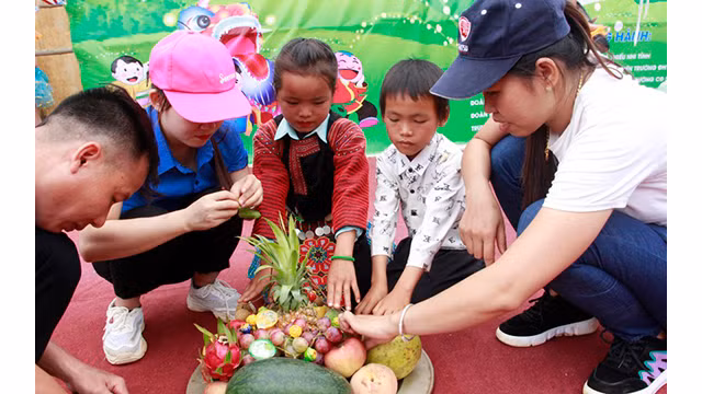 La Fête de la mi-automne précoce dans la zone frontalière Lao Khô ảnh 12