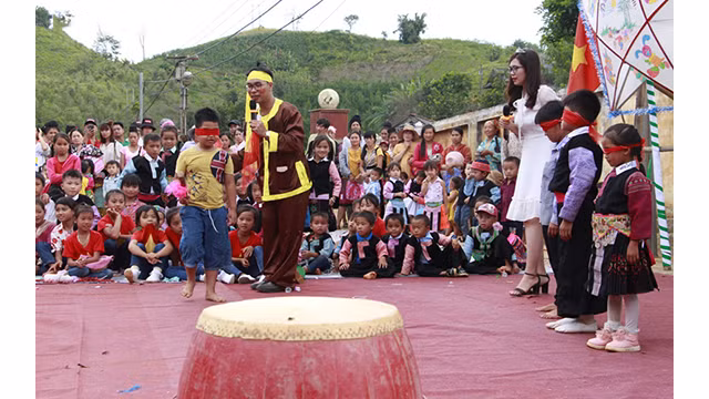 La Fête de la mi-automne précoce dans la zone frontalière Lao Khô ảnh 13