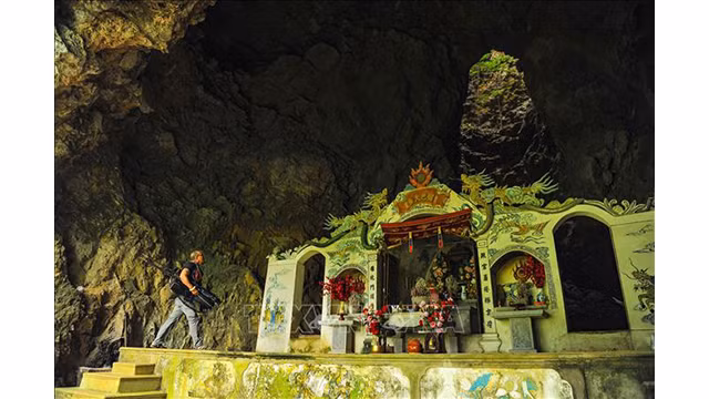 Découverte de la beauté merveilleuse de la grotte de Thiên Huong à Ninh Binh ảnh 1