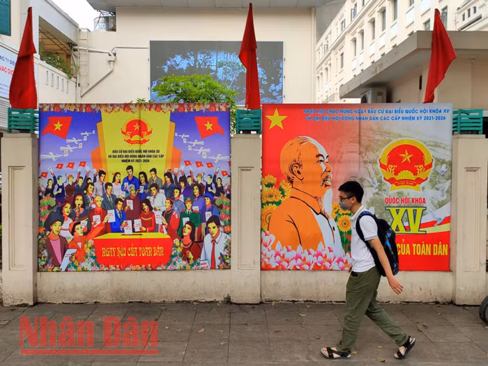 Hanoi : Décoration des rues pour les élections à l’Assemblée nationale et aux conseils populaires ảnh 13 Hanoi : Décoration des rues pour les élections à l’Assemblée nationale et aux conseils populaires ảnh 13