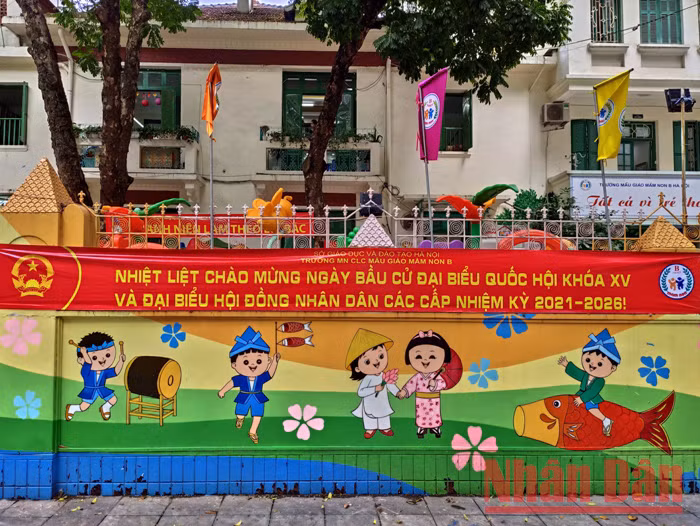 Hanoi : Décoration des rues pour les élections à l’Assemblée nationale et aux conseils populaires ảnh 6 Hanoi : Décoration des rues pour les élections à l’Assemblée nationale et aux conseils populaires ảnh 6