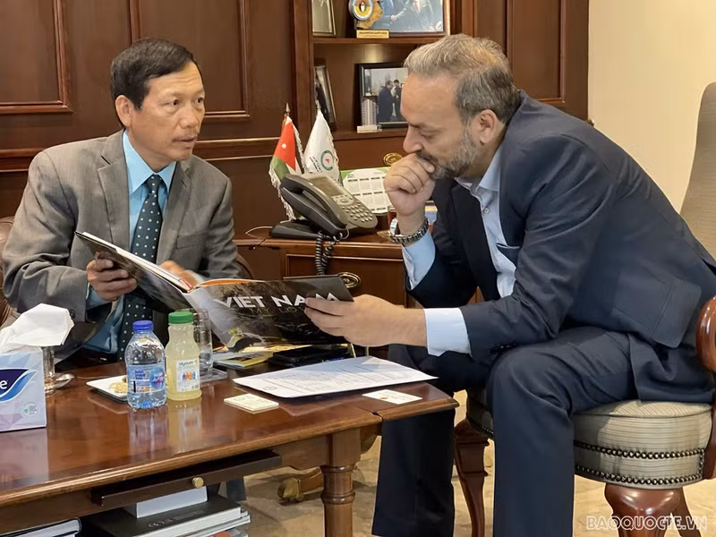 L’ambassadeur Vu Viêt Dung présente sa lettre de créance au Roi jordanien Abdallah II ảnh 1