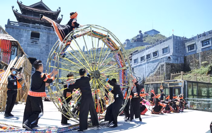 Un programme artistique met en valeur les identités culturelles des minorités ethniques de Sapa ảnh 1 Un programme artistique met en valeur les identités culturelles des minorités ethniques de Sapa ảnh 1