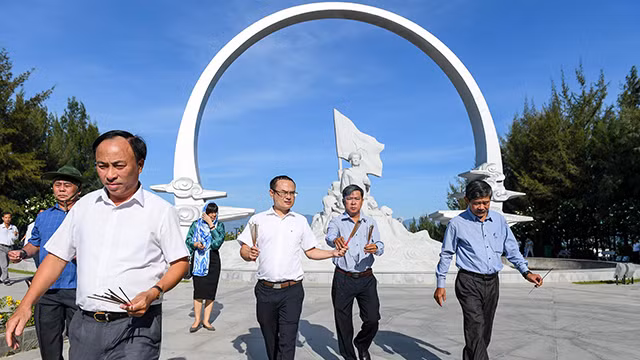 Une délégation du journal Nhân Dân rend hommage aux soldats de Gac Ma ảnh 4
