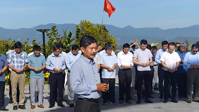 Une délégation du journal Nhân Dân rend hommage aux soldats de Gac Ma ảnh 2