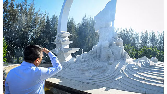 Une délégation du journal Nhân Dân rend hommage aux soldats de Gac Ma ảnh 3