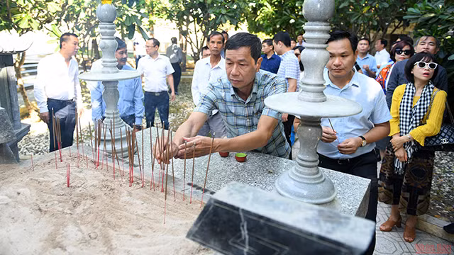 Une délégation du journal Nhân Dân rend hommage aux soldats de Gac Ma ảnh 6