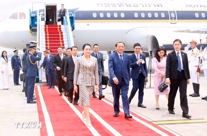 La rérémonie d'accueil de la Première ministre thaïlandaise Paetongtarn Shinawatra à l'aéroport international Nôi Bai, à Hanoi. Photo : VNA.
