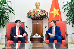 Le vice-ministre vietnamien des Affaires étrangères, Ngo Le Van (à droite) et le président de l’Institut de recherche économique pour l’ASEAN et l’Asie de l’Est (ERIA), Tetsuya Watanabe. Photo : VNA.