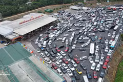 Véhicules sur l'autoroute Phan Thiet-Dau Giay. Photo : VNA.