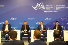 Le ministre des Finances Ngo Van Tuan (2e à gauche) et des délégués au Forum économique oriental en Russie. Photo : VNA.