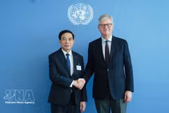 Le général Phan Van Giang, vice-Premier ministre et ministre de la Défense (à gauche) et Jean-Pierre Lacroix, secrétaire général adjoint de l’ONU chargé des opérations de maintien de la paix. Photo : VNA.