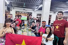 Les rencontres rapprochent les gens, qui partagent des moments simples et leur attachement au Vietnam. Photo : Chris Garcia.
