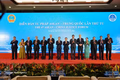 Des délégués posent pour une photo de groupe. Photo : VNA.