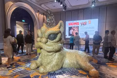 Un imposant lân en vannerie réalisé par Tran Thuoc, placé au centre de l’exposition.