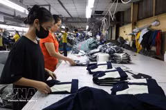Des ouvriers travaillent dans un atelier de confection de vêtements destinés à l’exportation, dans la commune de Vinh Loc, à Hô Chi Minh-Ville. Photo : VNA.