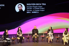La metteuse en scène Tra Nguyen, fondatrice de « The Run - A Theatre Project » (à l'extrême droite), et des intervenants internationaux ont échangé leurs points de vue lors d'une table ronde thématique. Photo : VNA.