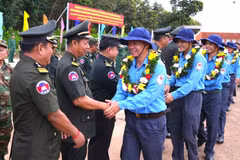 Au poste-frontière international de Xa Mat, dans la province de Tay Ninh, les forces cambodgiennes accueillent les équipes K70, K71, K72 et K73, chargées de rechercher les sépultures de soldats vietnamiens tombés au combat. Photo : VNA.