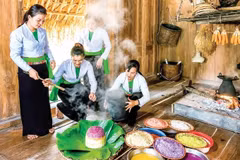 Des femmes Muong de la province de Phu Tho préparent le xôi ngũ sắc, riz gluant aux cinq couleurs, pour le repas du « 2 septembre ». Photo : SGGP.