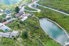 Face à la rareté des ressources en eau, les lacs suspendus, implantés dans des secteurs propices à la retenue d’eau, constituent d’importantes réserves. Photo : Vietnamnet.