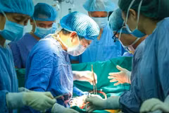 Le 13 mars 2026, l’hôpital Việt Đức a réalisé une série de transplantations à partir d’un donneur en état de mort cérébrale. Photo : VNS.