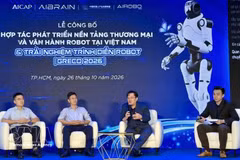 Des représentants des organisations participantes assistent à un colloque sur le développement d'une plateforme commerciale et les opérations robotiques au Vietnam. Photo : VNA.